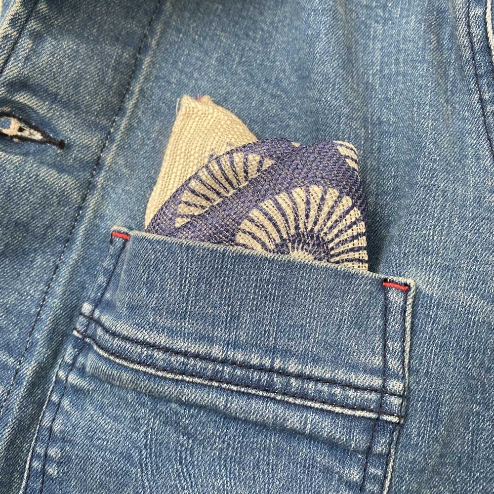 pochette-de-costume-en-soie-marine-parasol-detail-tissu