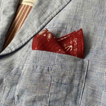 pochette-de-costume-en-soie-rouge-motifs-a-fleurs-detail-tissu