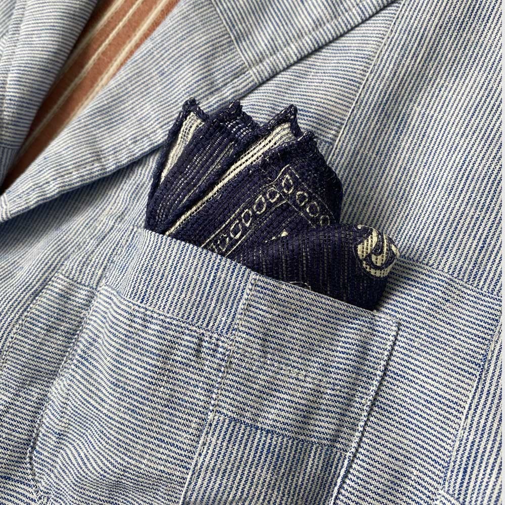 pochette-de-costume-en-soie-a-motifs-bleu-marine-detail-tissu