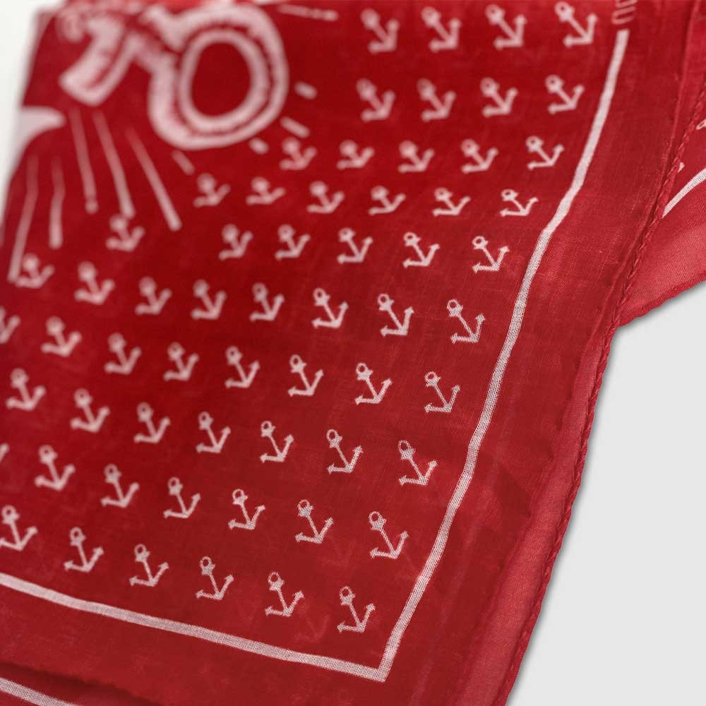 bandana-rouge-rouge-motif-ancre-detail-tissu