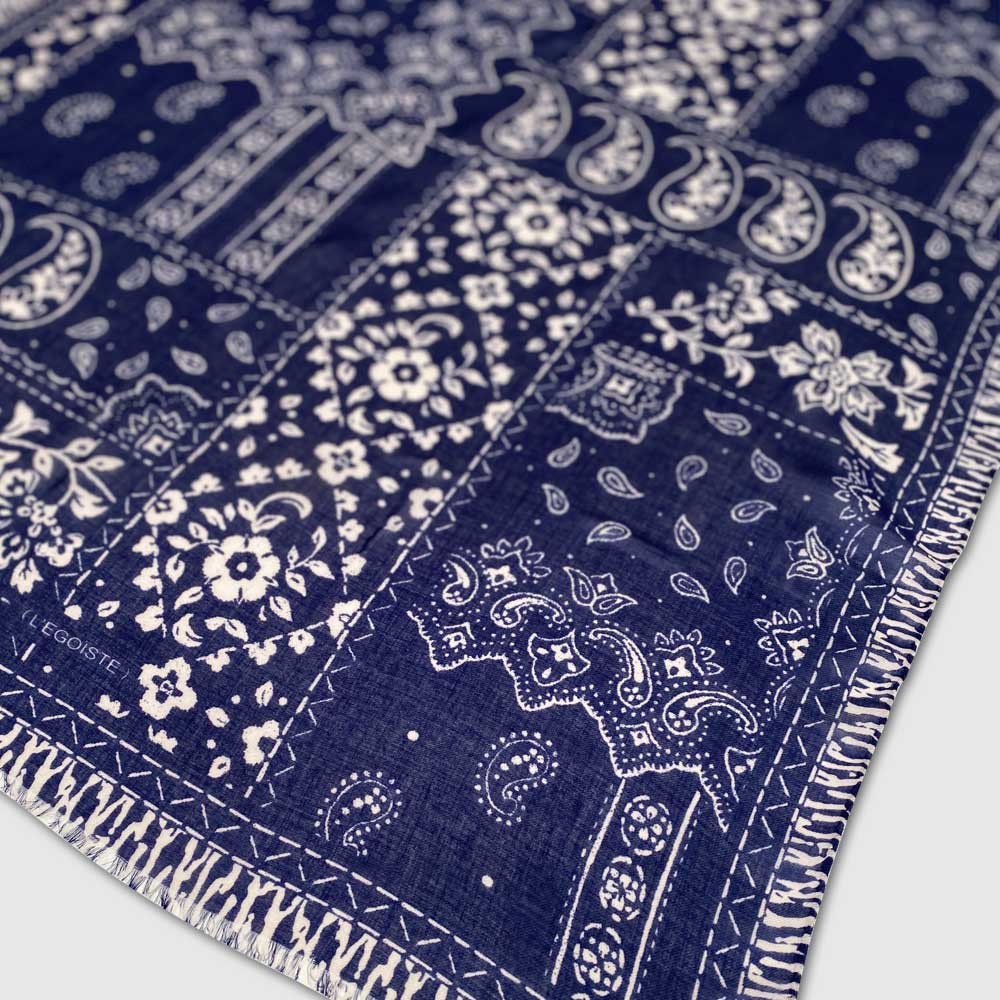 cheche-en-cachemire-bleu-gris-fleurs-japonaises-pour-homme-et-femme-detail-tissu