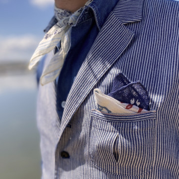 gilet-sans-manches-en-coton-motif-rayures-bleu-ciel-sur-mannequin-detail