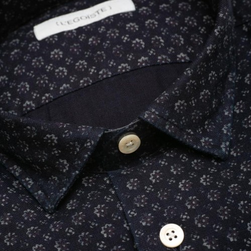 chemise-en-coton-indigo-motifs-fleurs-pour-homme-detail-col