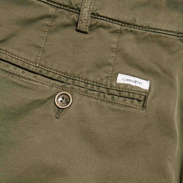 pantalon-chino-kaki-pour-homme-detail-poche-arriere
