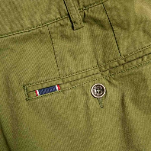 pantalon-chino-vert-pour-homme-detail-galon