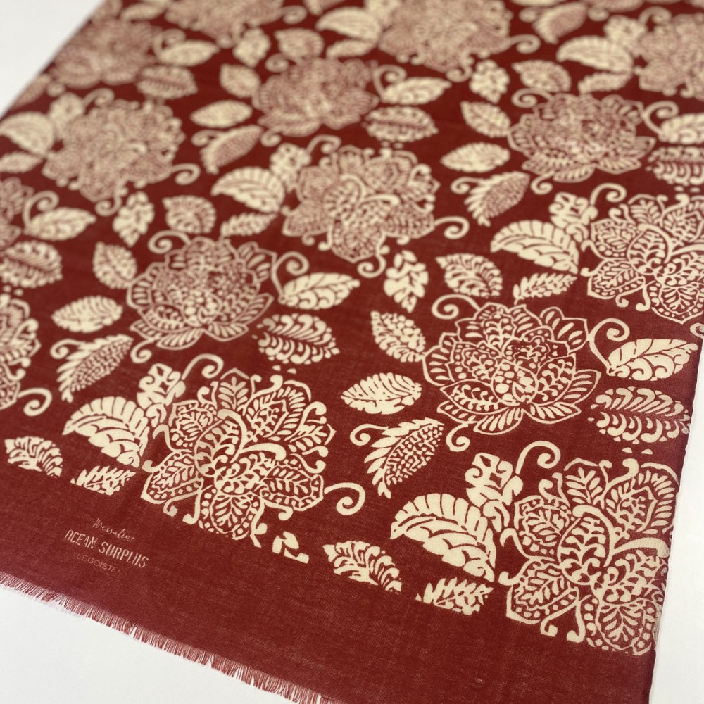cheche-en-laine-rouge-creme-motif-fleurs-pour-homme-et-femme-detail-tissu