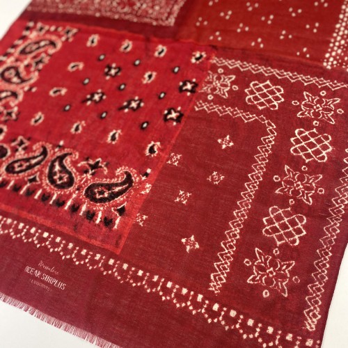 cheche-en-laine-rouge-motifs-bandana-pour-homme-et-femme-detail-tissu