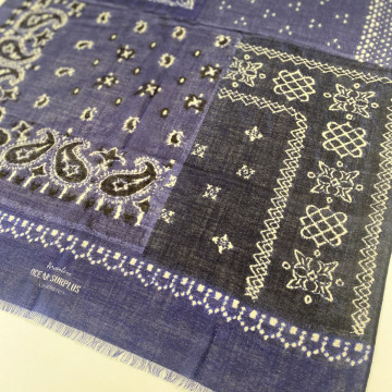cheche-en-laine-bleu-motifs-bandana-pour-homme-et-femme-detail-tissu