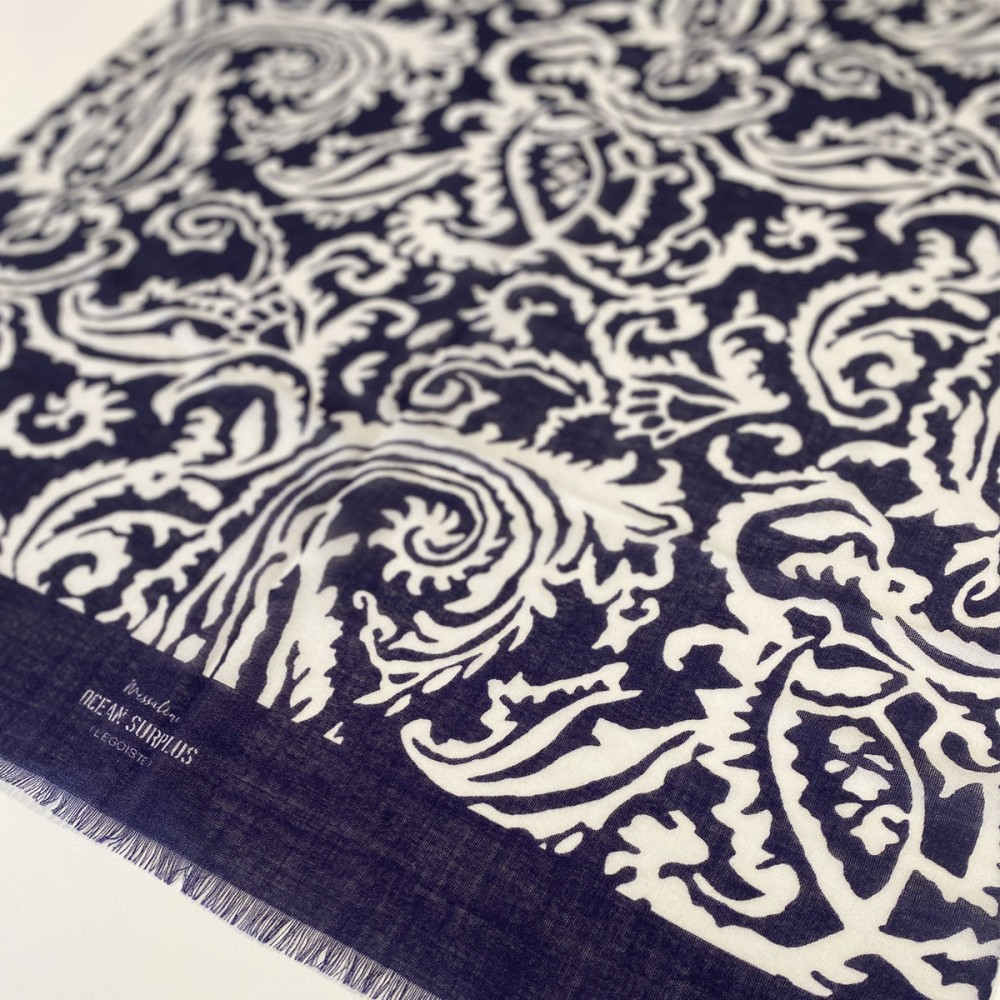 cheche-en-laine-bleu-blanc-motifs-a-fleurs-pour-homme-et-femme-detail-tissu