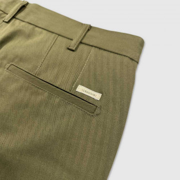 pantalon-sartorial-en-coton-tissage-chevron-kaki-detail-poche-arriere