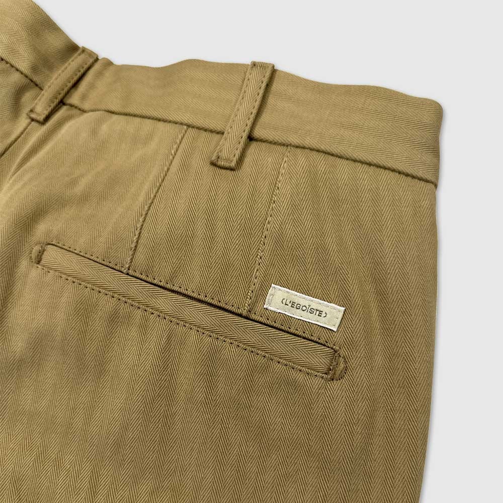 pantalon-sartorial-en-coton-tissage-chevron-beige-poche-arriere