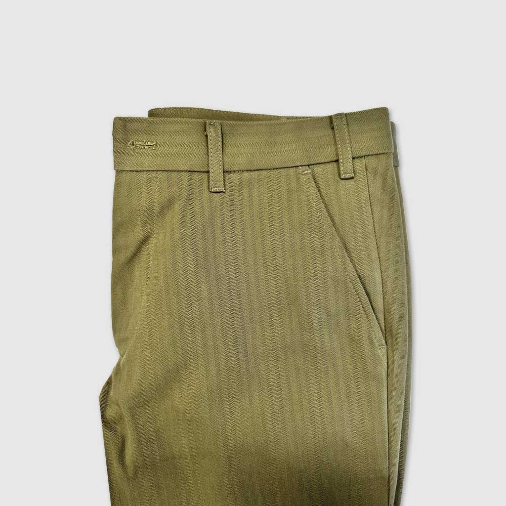 pantalon-sartorial-en-coton-tissage-chevron-kaki-detail-avant