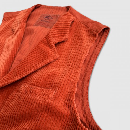 gilet-en-velours-orange-homme-detail-col-poche