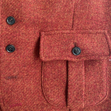 gilet-sans-manches-en-laine-chevron-rouge-detail-tissu