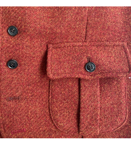 gilet-sans-manches-en-laine-chevron-rouge-detail-tissu