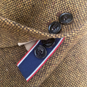 blazer-en-laine-marron-tweed-detail-boutonniere
