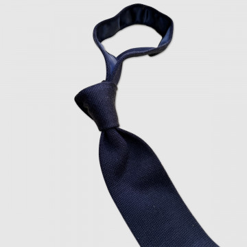 detail-cravate-en-maille-bleu-marine