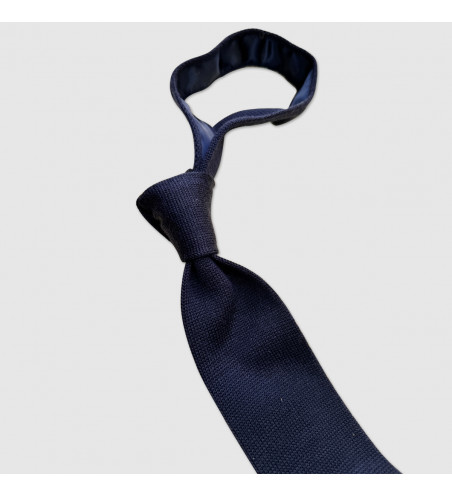 detail-cravate-en-maille-bleu-marine