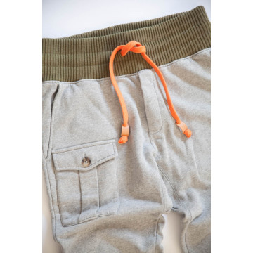 pantalon-jogging-gris-pour-homme-detail-avant